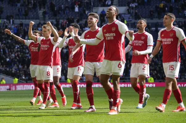 Nordlondon derbyet giver drama, og Arsenal sigter efter titlen